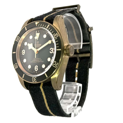 Tudor Black Bay Bronze Textil M79250BA-0002 Automatik Uhr mit 43mm Bronzengehäuse und schwarzem Textilarmband.