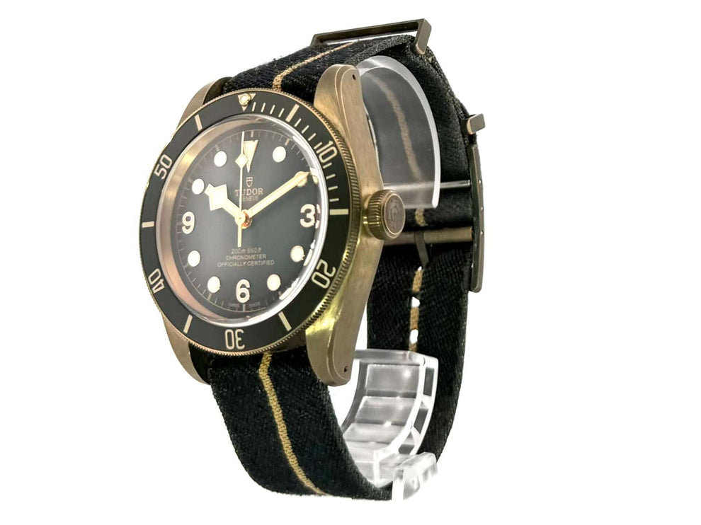 Tudor Black Bay Bronze Textil M79250BA-0002 Automatik Uhr mit 43mm Bronzengehäuse und schwarzem Textilarmband.