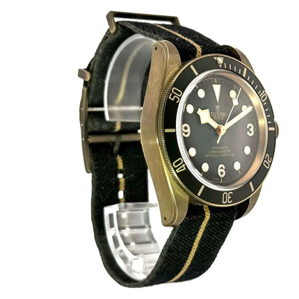 Tudor Black Bay Bronze Textil M79250BA-0002, 43 mm Bronze satiniertes Gehäuse, schwarzes Textilarmband, schiefergraues Zifferblatt mit goldenen Leuchtindizes