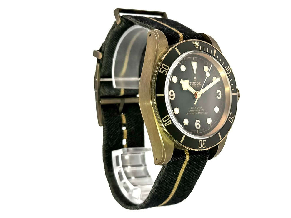 Tudor Black Bay Bronze Textil M79250BA-0002, 43 mm Bronze satiniertes Gehäuse, schwarzes Textilarmband, schiefergraues Zifferblatt mit goldenen Leuchtindizes