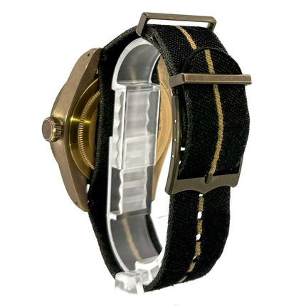 Rückansicht der Tudor Black Bay Bronze Textilarmband Uhr Ref. 79250BA-0002 with schwarzem Textilarmband und Dornschließe