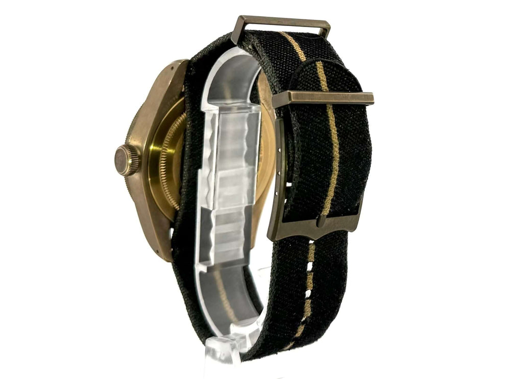 Rückansicht der Tudor Black Bay Bronze Textilarmband Uhr Ref. 79250BA-0002 with schwarzem Textilarmband und Dornschließe