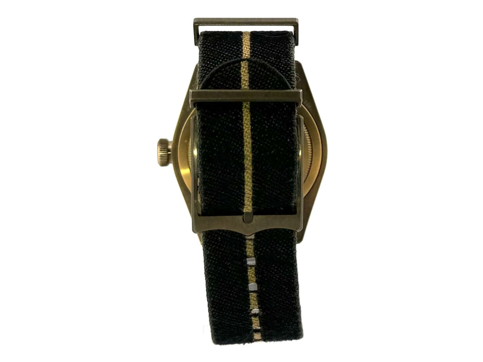 Rückansicht der Tudor Black Bay Bronze Uhr mit schwarzem Textilarmband und bronzenem Gehäuse.