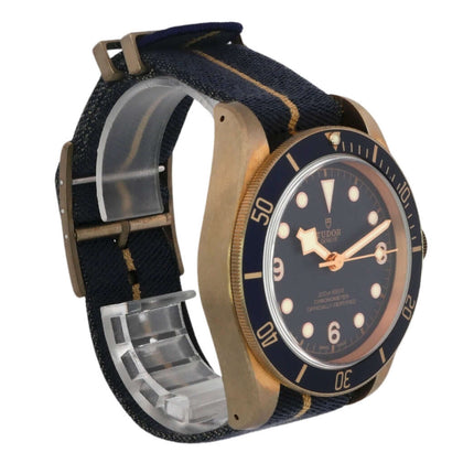 Tudor Black Bay Bronze Textil M79250BB-0002 mit blauem Zifferblatt und Textilarmband, roségoldenen Indizes und Bronzegehäuse.