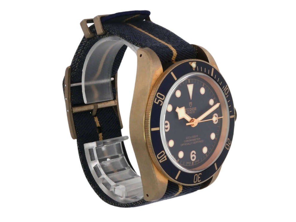 Tudor Black Bay Bronze Textil M79250BB-0002 mit blauem Zifferblatt und Textilarmband, roségoldenen Indizes und Bronzegehäuse.