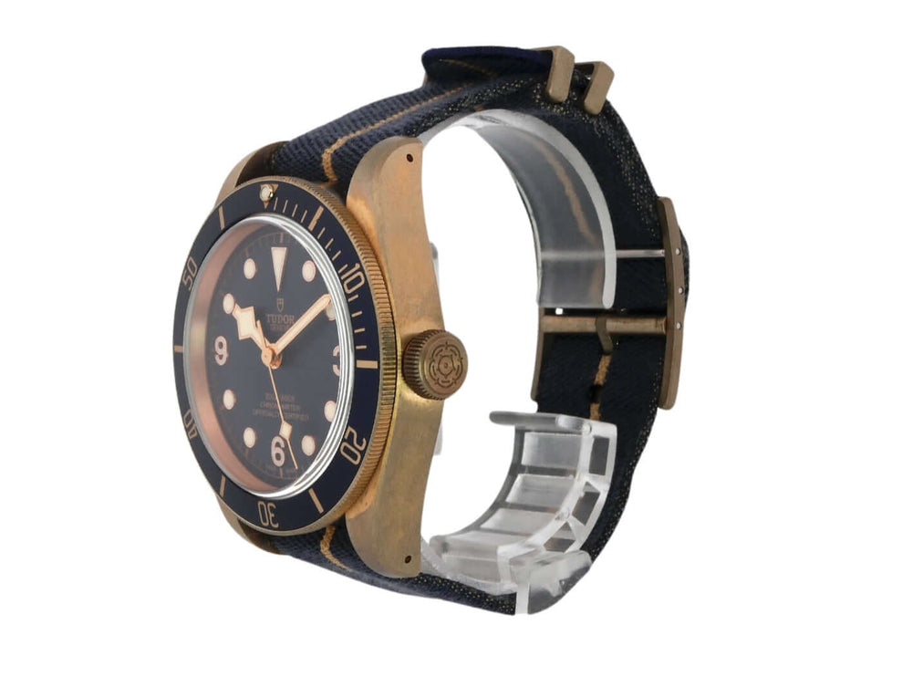 Tudor Black Bay Bronze Uhr mit bronzenem Gehäuse, blauem Zifferblatt und Textilarmband M79250BB-0002 Seitenansicht