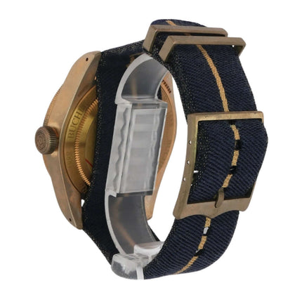 Rückansicht der Tudor Black Bay Bronze Textil M79250BB-0002 mit blauem Textilarmband und Dornschließe