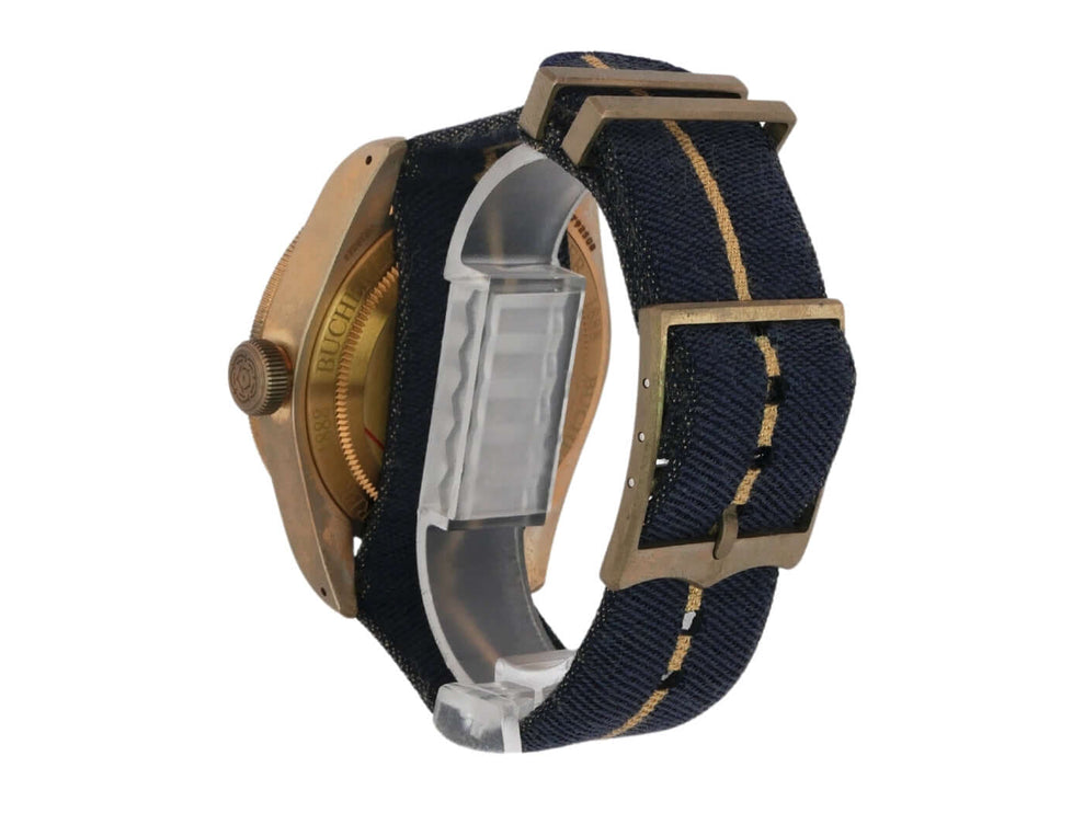 Rückansicht der Tudor Black Bay Bronze Textil M79250BB-0002 mit blauem Textilarmband und Dornschließe