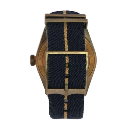 Rückseite der Tudor Black Bay Bronze Textil M79250BB-0002 mit dunkelblauem Textilarmband und goldener Dornschließe