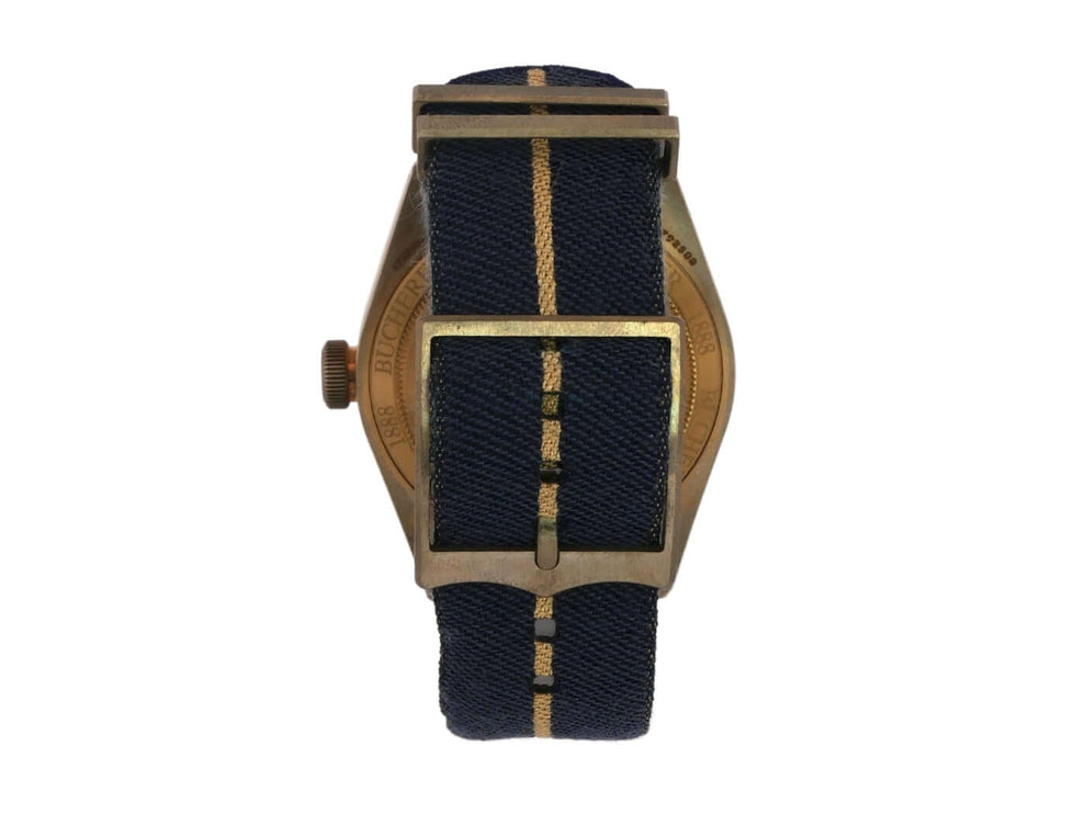 Rückseite der Tudor Black Bay Bronze Textil M79250BB-0002 mit dunkelblauem Textilarmband und goldener Dornschließe