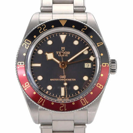 Tudor Black Bay 58 GMT M7939G1A0NRU Uhr mit Edelstahlgehäuse, schwarz-roter Lünette und schwarzem Zifferblatt, 24-Stunden-Skala.