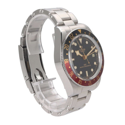 Tudor Black Bay 58 GMT Ref. M7939G1A0NRU mit Edelstahlgehäuse und schwarz-roter Lünette, automatisches Uhrwerk, Edelstahlarmband.