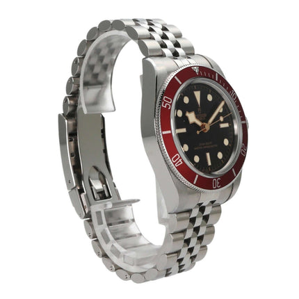 Tudor Black Bay M7941A1A0RU-0003 Edelstahl Uhr mit roter Lünette und Jubiläumsband, seitliche Ansicht