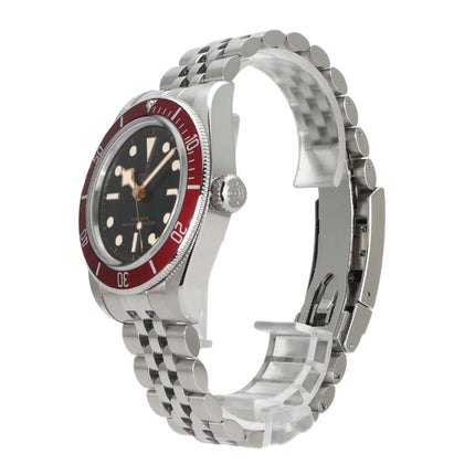 Tudor Black Bay M7941A1A0RU-0003 mit polierter Edelstahlgehäuse und roter Lünette, abgebildet mit Jubile-Edelstahlband