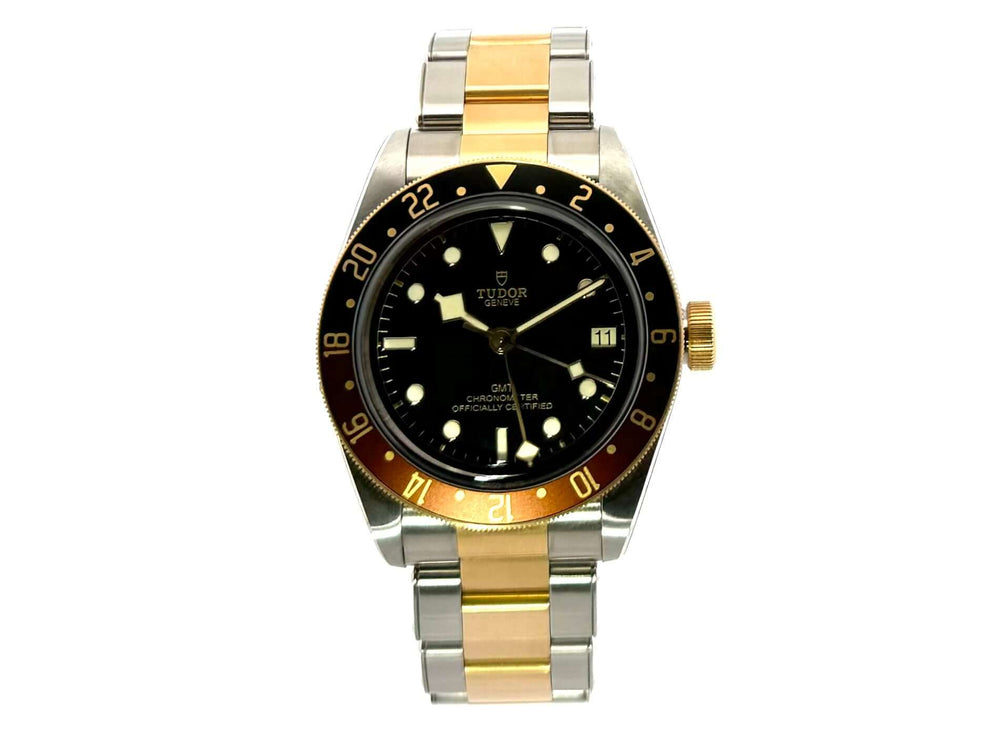 Tudor Heritage Black Bay GMT M79833MN-0001 mit Edelstahl- und Gelbgoldarmband, schwarzem Zifferblatt und drehbarer 24-Stunden-Skala-Lünette.