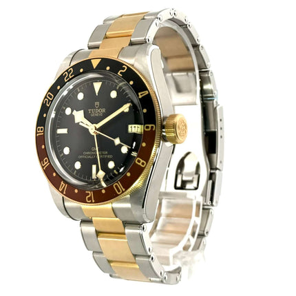 Tudor Heritage Black Bay GMT M79833MN-0001, Edelstahl/Gelbgold, schwarze Lünette, schwarzes Zifferblatt, poliertes/satiniertes Gehäuse, 41 mm