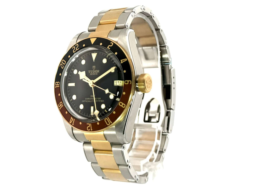 Tudor Heritage Black Bay GMT M79833MN-0001, Edelstahl/Gelbgold, schwarze Lünette, schwarzes Zifferblatt, poliertes/satiniertes Gehäuse, 41 mm