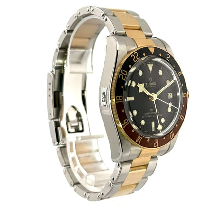 Tudor Heritage Black Bay GMT M79833MN-0001 mit Edelstahlgehäuse, Gelbgold Lünette, schwarzem Zifferblatt und Edelstahl/Gelbgoldband.