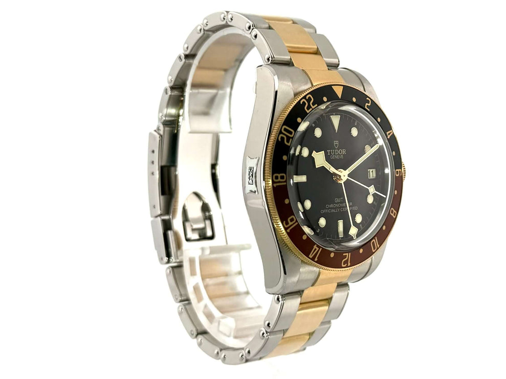 Tudor Heritage Black Bay GMT M79833MN-0001 mit Edelstahlgehäuse, Gelbgold Lünette, schwarzem Zifferblatt und Edelstahl/Gelbgoldband.