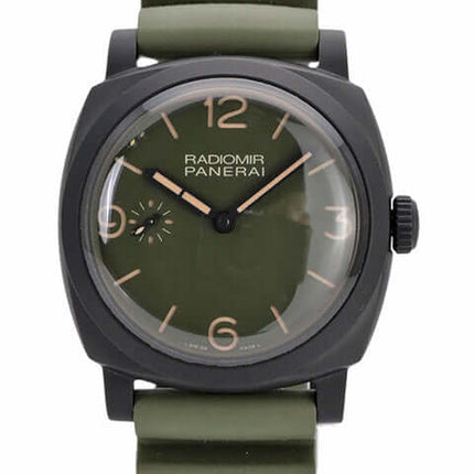 Panerai Radiomir Uhr mit grünem Zifferblatt und schwarzem Gehäuse, Gummiarmband, verleiht sportlichen Look.