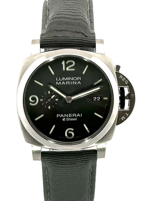 Panerai Luminor Marina Grigio Roccia PAM01358 Automatikuhrwerk mit grauem Zifferblatt und Textilband.