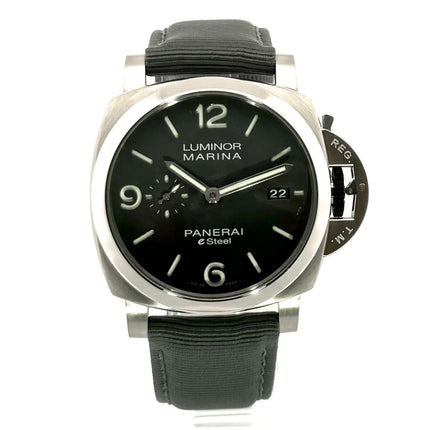 Panerai Luminor Marina Grigio Roccia PAM01358 Automatikuhr mit Edelstahlgehäuse, grauem Zifferblatt und Textilarmband.