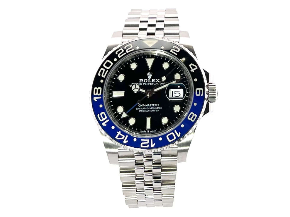 Rolex GMT Master II Edelstahl 126710BLNR mit blau/schwarzer Keramik Lünette, schwarzem Zifferblatt und Jubile-Edelstahlarmband.