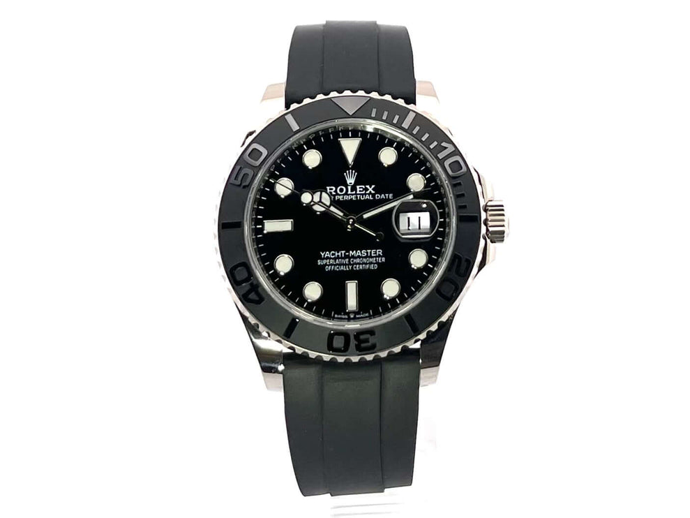 Rolex Yacht-Master 42 in Weißgold, Ref. 226659, 42 mm Gehäuse, schwarze Keramiklünette, Oyster Kautschukband, schwarzes Zifferblatt.