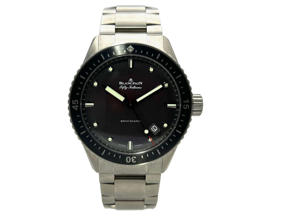 Blancpain Fifty Fathoms Bathyscaphe Ref. 5000-1210-98S, Titan-Gehäuse mit schwarzer Keramiklünette, graues Zifferblatt, Titanband.