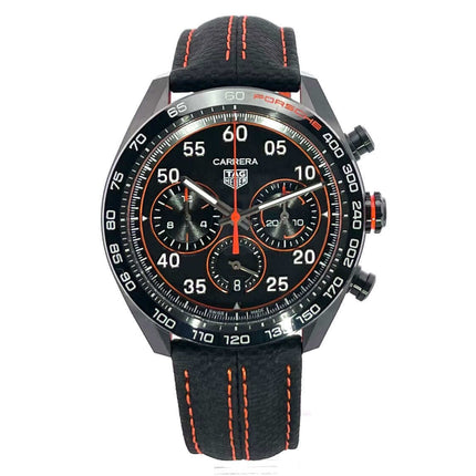 TAG Heuer Carrera Heuer 02 Chronograph Porsche Edition mit Edelstahlgehäuse, schwarzer Keramik Lünette und schwarzem Lederarmband.