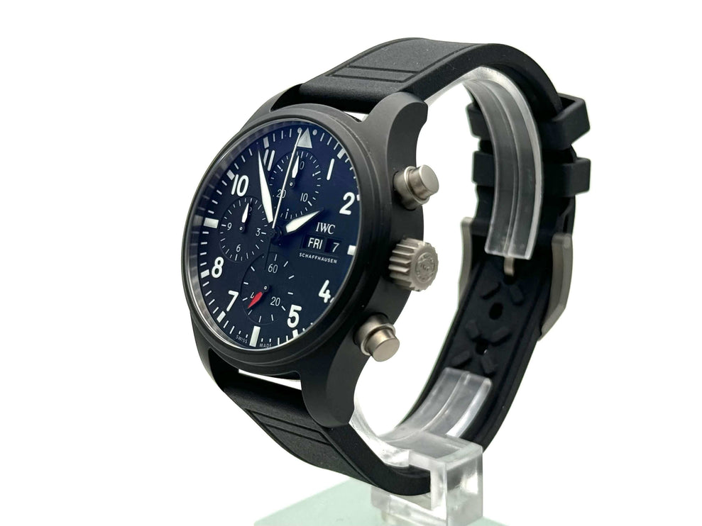 IWC Pilots Watch Chronograph 41 Top Gun IW389401 mit Keramikgehäuse, schwarzem Kautschukband und schwarzem Zifferblatt mit Leuchtmarkierungen.