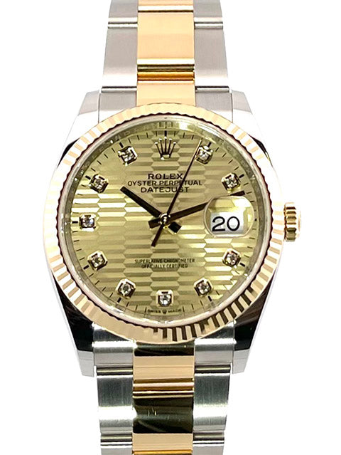 Rolex Datejust 36 Oystersteel Gelbgold 126233, goldfarbenes Riffelmuster Zifferblatt mit Diamanten, geriffelte Lünette, Oyster-Armband.