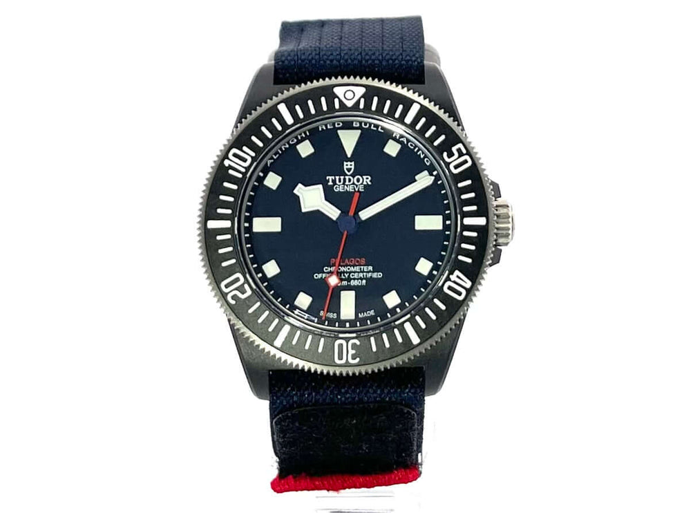 Tudor Pelagos FXD M25707KN-0001 Alinghi Red Bull Racing Edition mit blauem Textilband und Leuchtzeigern.