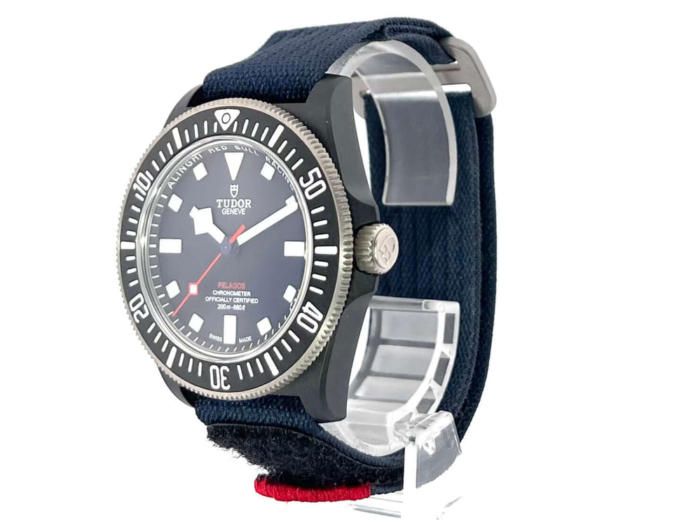 Tudor Pelagos FXD M25707KN-0001 Alinghi Red Bull Racing Edition mit blauem Textilband und drehbarer Titan Lünette mit schwarzer Carbon Einlage.