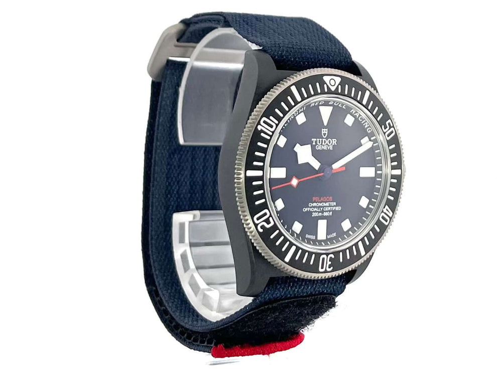 Tudor Pelagos FXD M25707KN-0001 Alinghi Red Bull Racing Edition Uhr mit blauem Textilband und schwarzer Lünette.