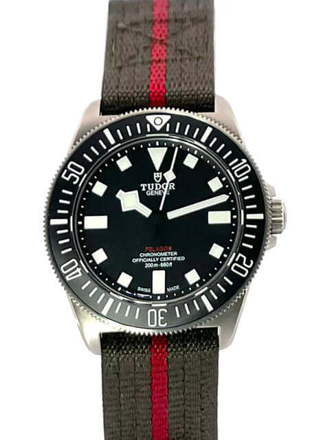 Tudor Pelagos FXD M25717N-0001 Uhr mit satinierter Titanschale, schwarzem Zifferblatt und grünem Textilband mit rotem Streifen