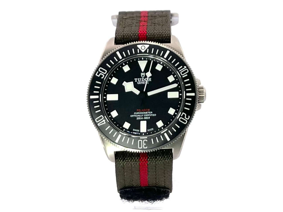 Titan Uhr Tudor Pelagos FXD M25717N-0001 mit schwarzem Zifferblatt, Leuchtindizes, grünes Textilband mit rotem Streifen.