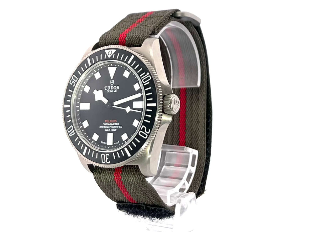 Tudor Pelagos FXD M25717N-0001 Titan Uhr mit schwarzen Zifferblatt, Leuchtindizes, grünes Textilband und Klettschließe, Heliumventil