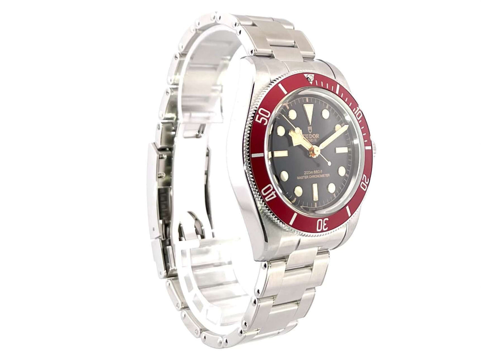 Tudor Black Bay 7941A1A0RU-0001 Edelstahlarmband, Lünette mit roter Einlage und schwarzes Zifferblatt mit Leuchtindizes