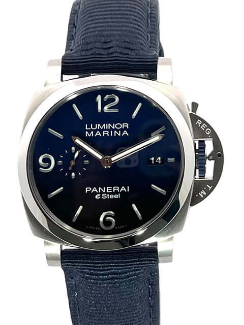 Panerai Luminor Marina Blu Profondo PAM01157 mit blauem Textilband, Edelstahlgehäuse und blauem Zifferblatt mit Leuchtziffern.