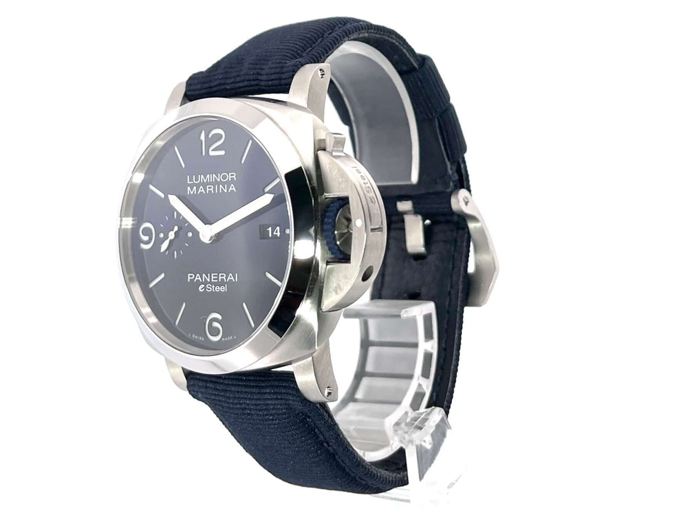 Panerai Luminor Marina Blu Profondo PAM01157 Edelstahlgehäuse, 44 mm Durchmesser, blaues Textilband, leuchtende arabische Ziffern und Indizes.