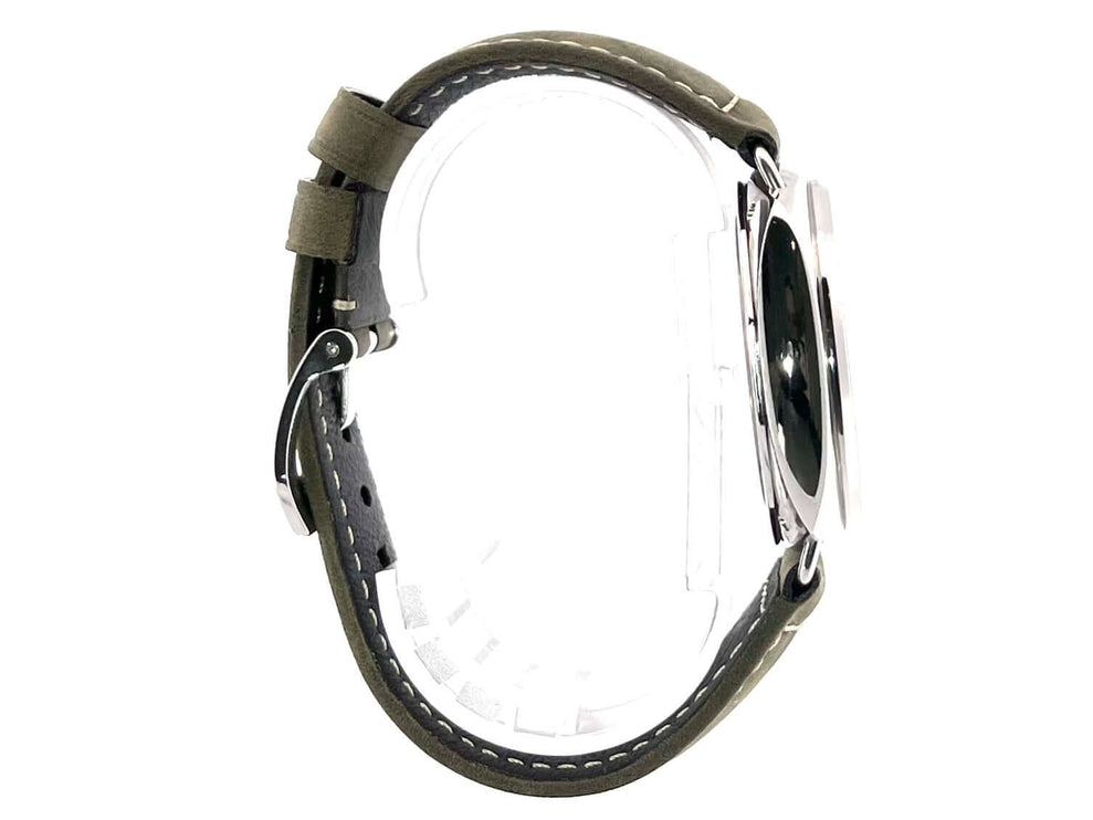 Seitenansicht der Panerai Radiomir Officine PAM01384 mit khakifarbenem Lederarmband und satiniertem Edelstahlgehäuse