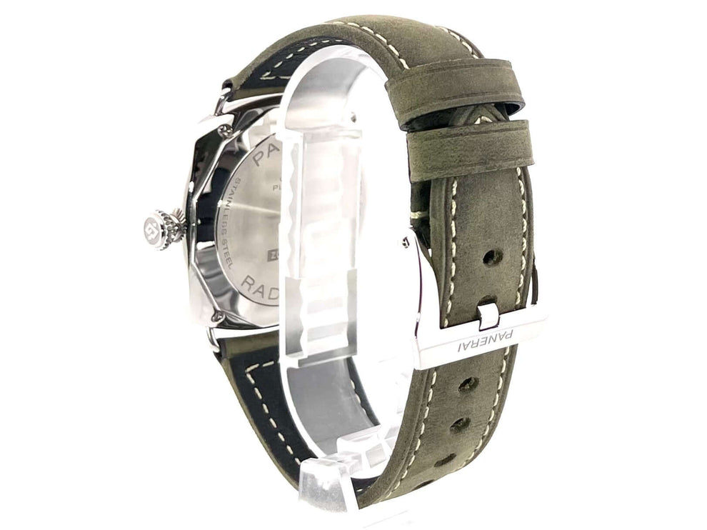 Panerai Radiomir Officine PAM01384 mit khakifarbenem Lederarmband und satiniertem Edelstahlgehäuse, Rückansicht.