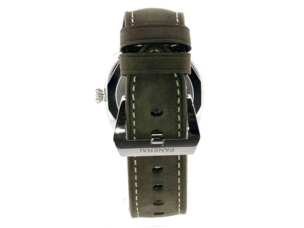 Rückansicht der Panerai Radiomir Officine PAM01384 mit khakifarbenem Lederarmband und satiniertem Edelstahlgehäuse