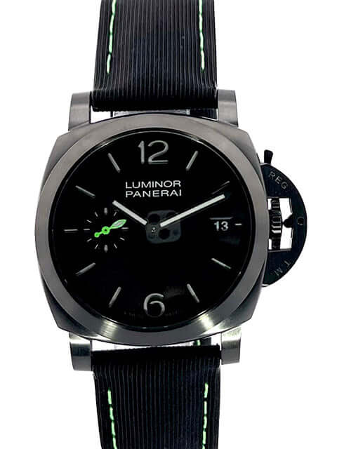 Panerai Luminor Quaranta Razer PAM01353 Automatikuhr mit schwarzem Zifferblatt, fluoreszierende arabische Ziffern und Textilband.