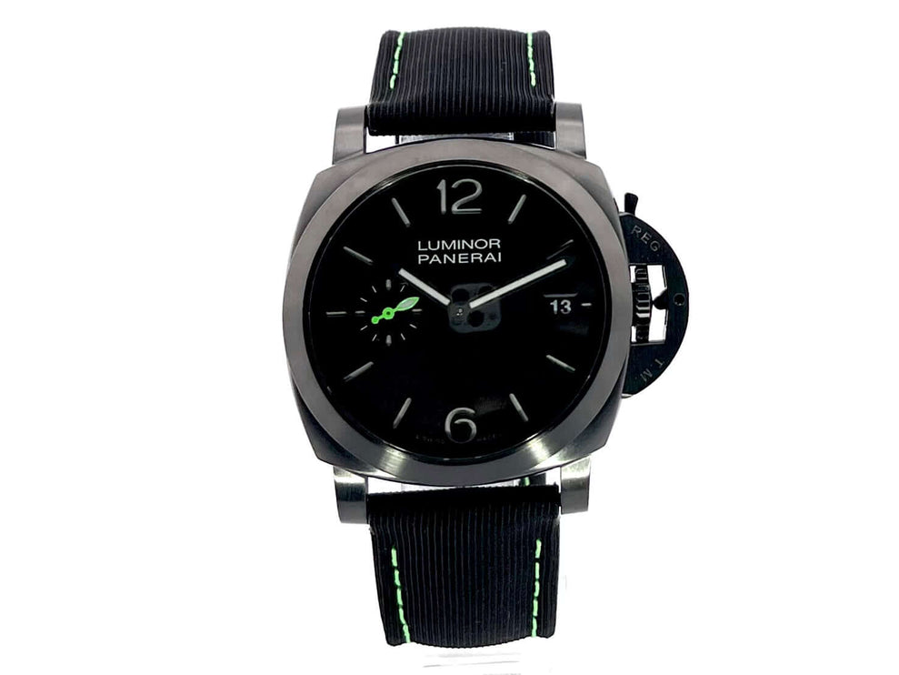 Panerai Luminor Quaranta Razer PAM01353 mit DLC-beschichtetem Edelstahlgehäuse, schwarzem Zifferblatt und Textilband mit grünen Nähten