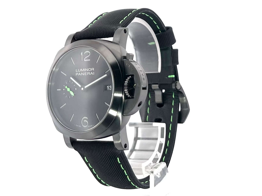 Panerai Luminor Quaranta Razer PAM01353 Automatikuhr mit schwarzem Zifferblatt und schwarzem Textilband, DLC-beschichtetes Edelstahlgehäuse.