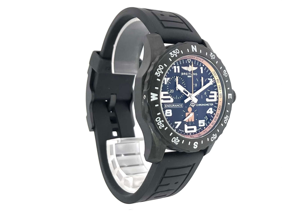 Breitling Endurance Pro Ironman Finisher X823101B1B1S1, schwarze Breitlight Uhr mit schwarzem Kautschukband und schwarzem Zifferblatt.