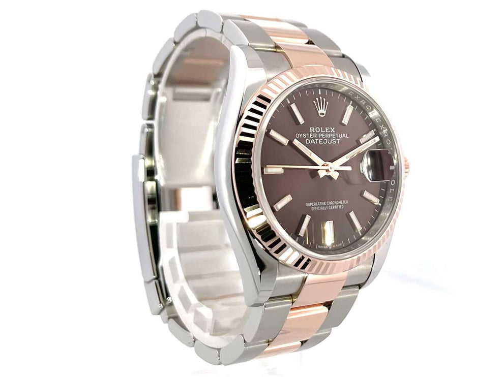 Rolex Datejust 36 Oystersteel Everose-Gold 126231 Choco Uhr mit braunem Zifferblatt und roségoldenen Indizes auf weißem Hintergrund