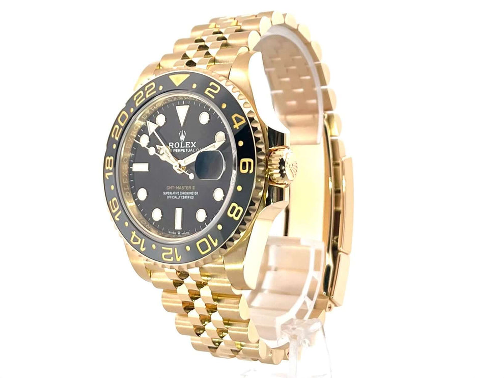 Rolex GMT-Master II Gelbgold 126718GRNR mit 18k Gelbgold-Gehäuse und schwarzem Zifferblatt, Jubilee-Band, drehbare Lünette in Schwarz und Grau.